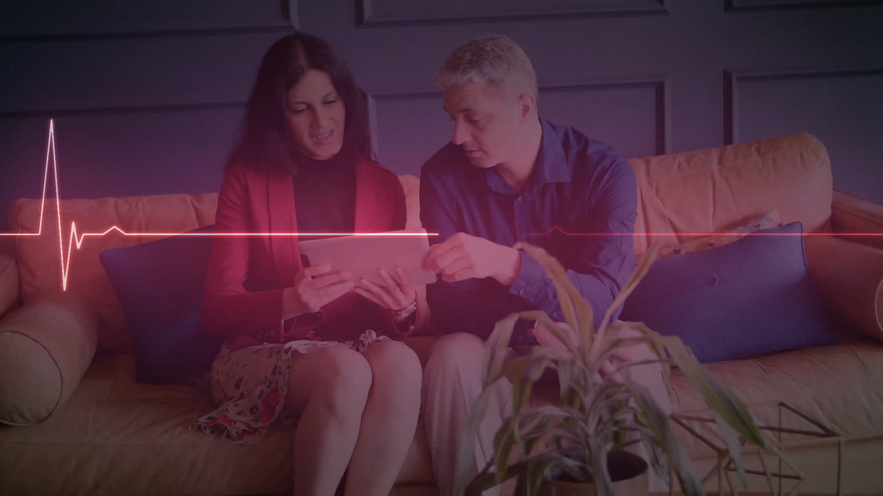 Animazione di rete di connessioni su una donna e un uomo che si allenano all'aperto