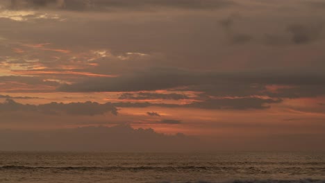 puesta de sol sobre el océano