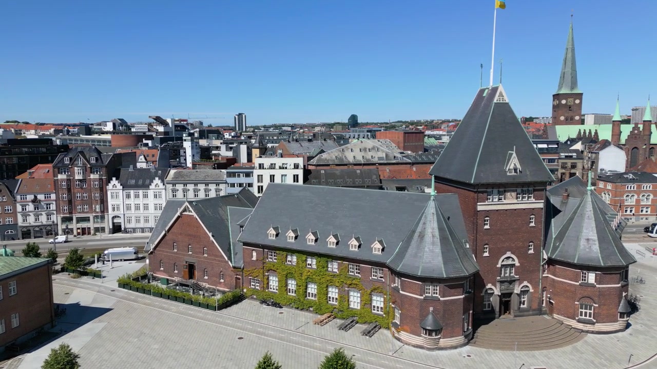 Storica dogana di Toldboden sul lungomare nel centro di Aarhus, Danimarca, con ripresa aerea di avvicinamento.