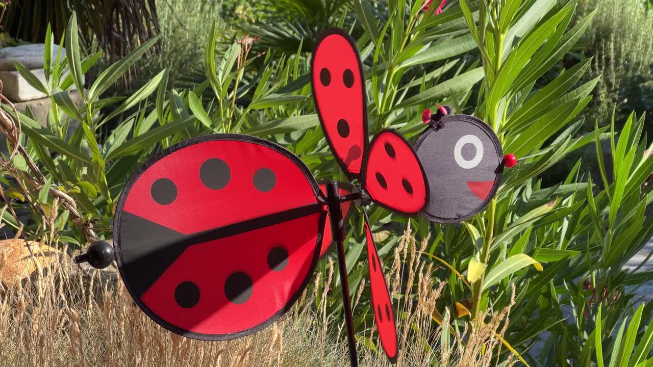 측면에서 회전하는 정원 풍차 장난감 샷