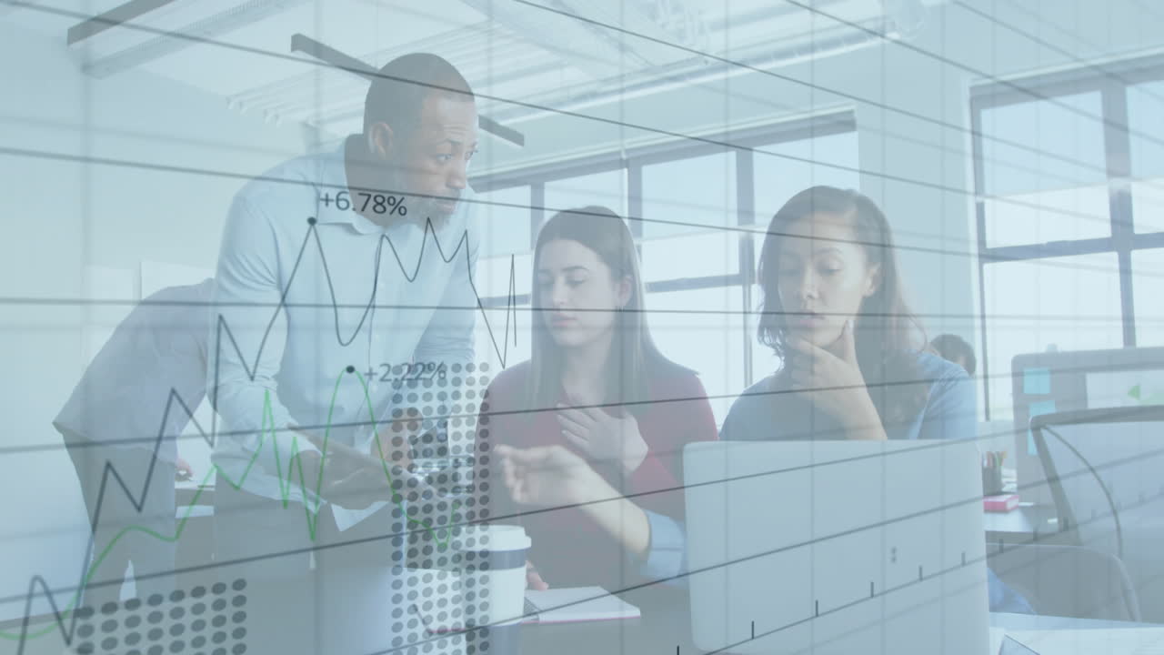 animación del procesamiento de datos financieros sobre diversas personas de negocios en la oficina