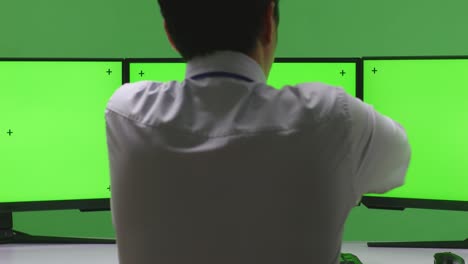 여러 모니터에서 시계를 확인하는 사업가
