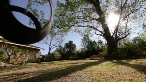 Leere-Schaukel-Am-Baum,-Der-Im-Garten-Schwingt