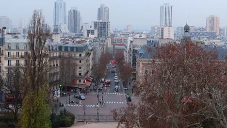 Zeitraffer-Der-Pariser-Straße-Vom-Hügel-Buttes-Chaumont-In-Paris