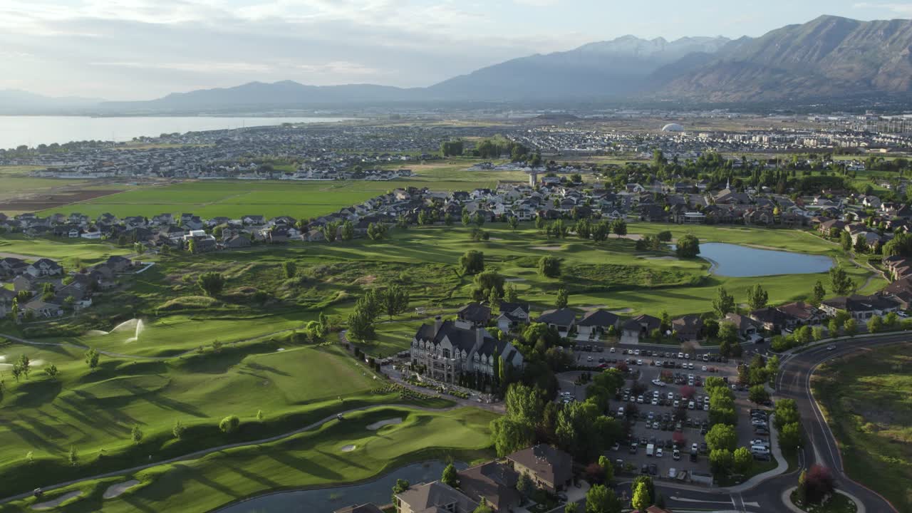 여름 해가 지는 동안 아름다운 유타 호수 포도 ⁇  도시 - 공중 드론 풍경