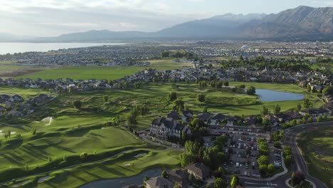 Wunderschöne-Utah-Lake-City-Of-Vineyard-Während-Des-Sommersonnenuntergangs---Drohnenlandschaft-Aus-Der-Luft