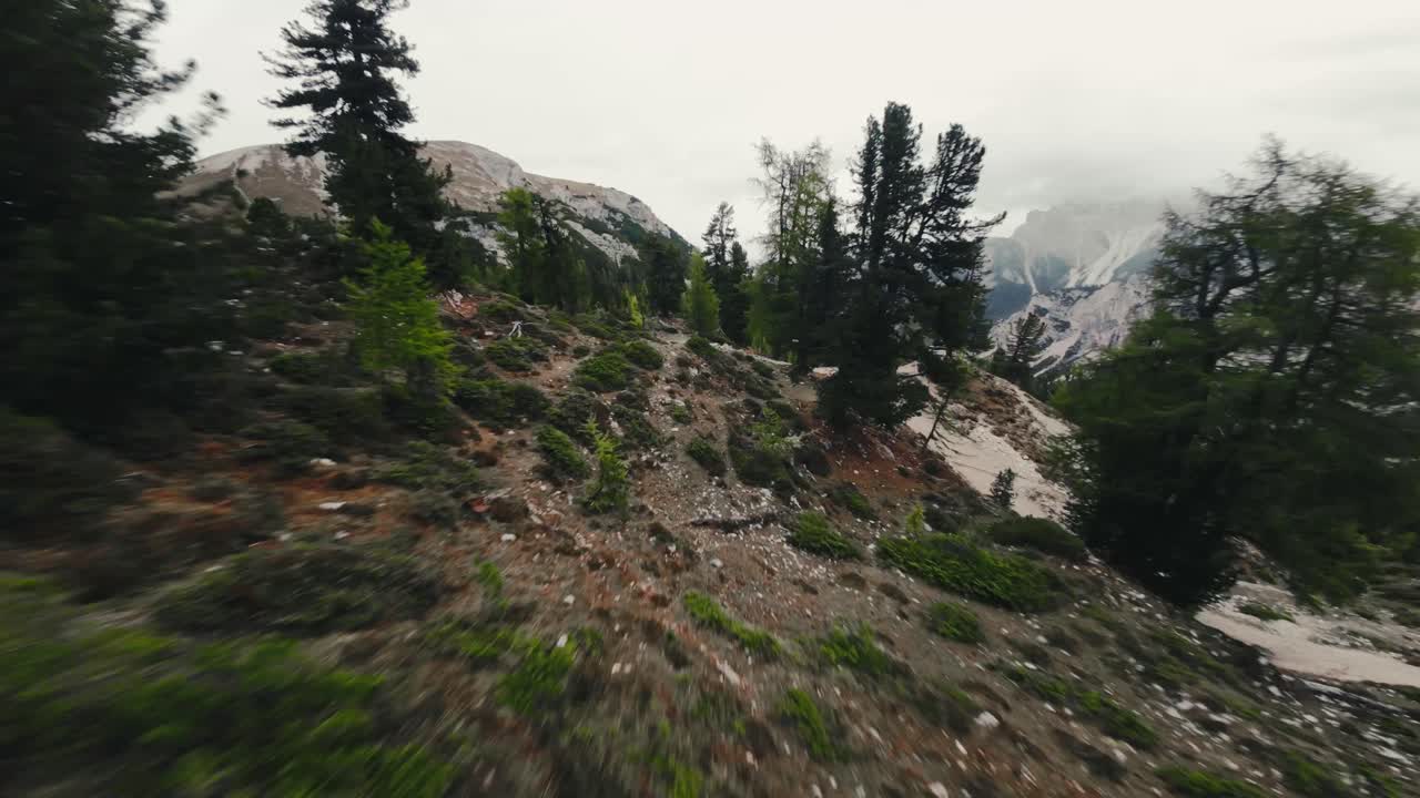 clip de dron de las asombrosas dolomitas italianas, toma cinematográfica de drones fpv desde el dji avata
