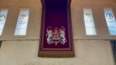 fotografía panorámica de material decorativo rojo con el escudo de la realeza dentro del castillo de stirling