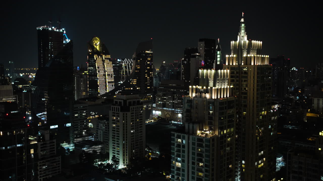 edificios elevados de bangkok, vista panorámica del horizonte masivo por la noche, luz brillante de fondo en la noche, horizonte de bangkok por la noche con cielos despejados