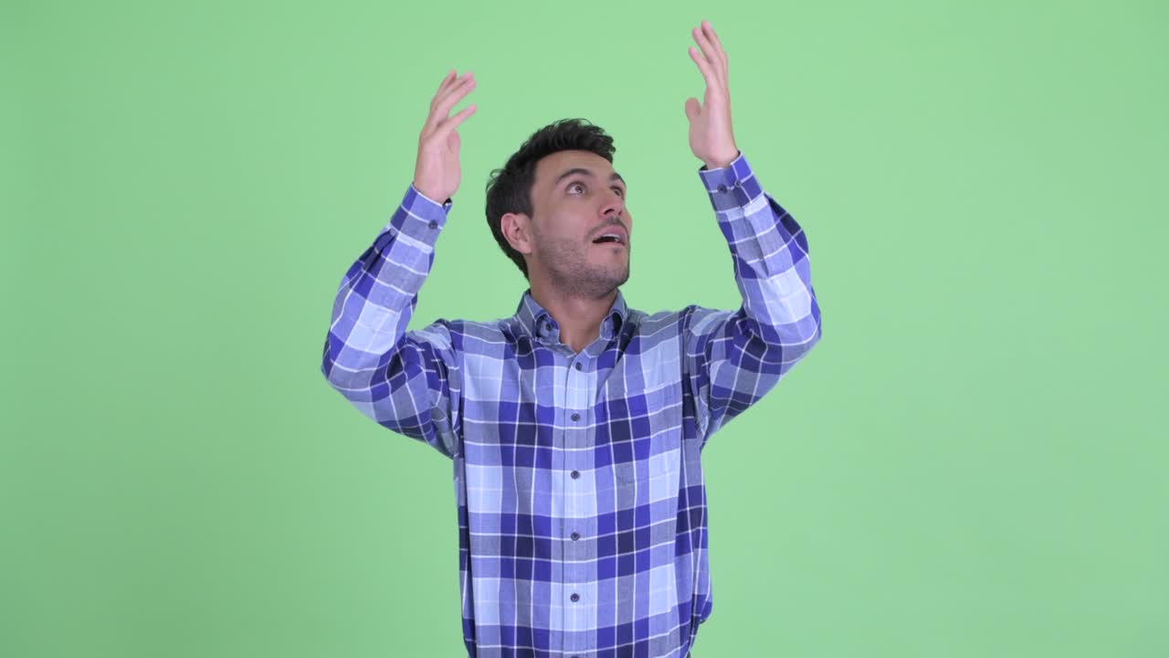 joven y guapo hombre hispano