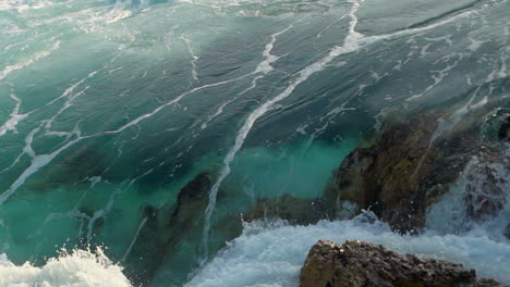 Agua-Del-Océano-Moviéndose-A-Través-De-Las-Rocas-En-Cámara-Lenta