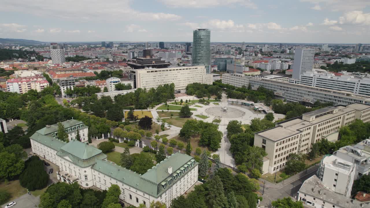 aerial - plaza de la libertad y el paisaje urbano circundante en bratislava, eslovaquia