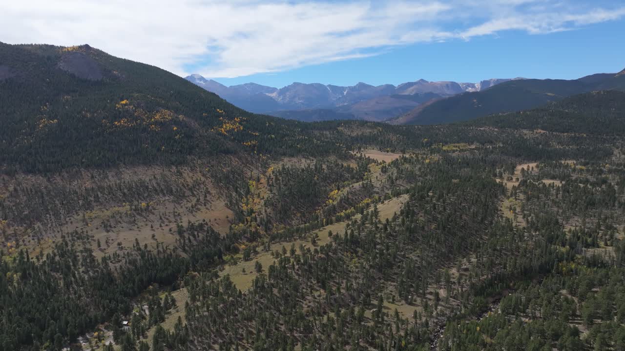 paisaje prístino de montañas y bosques