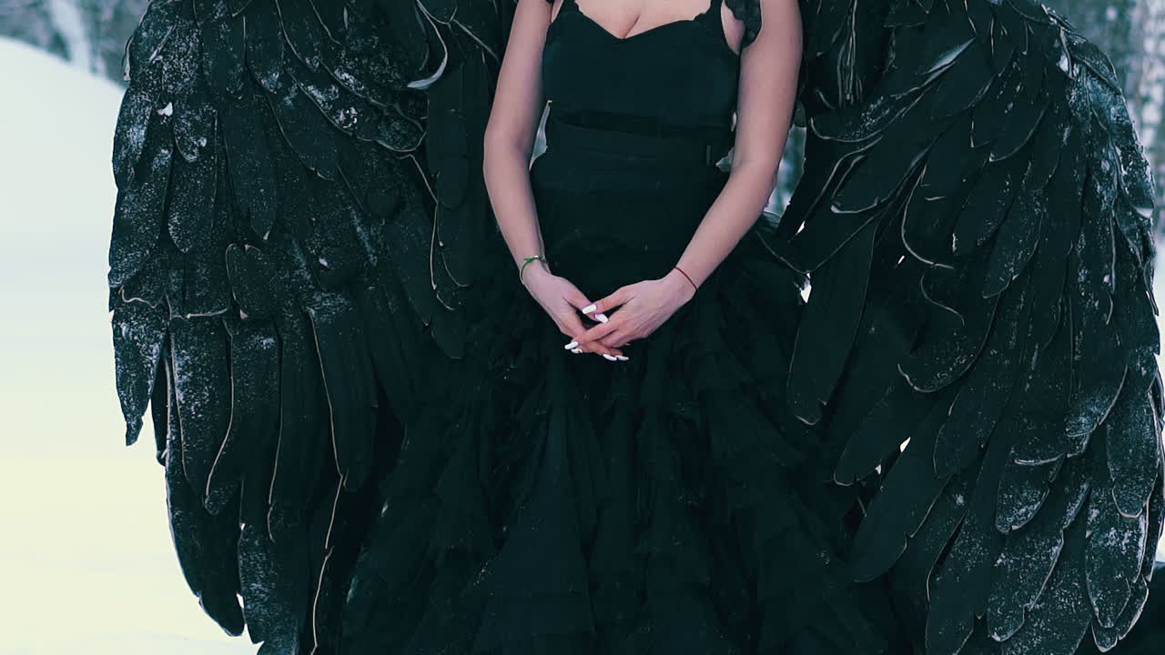 맨팔을 가진 여자는 겨울 숲에서 춤추는 불사조를 연기합니다