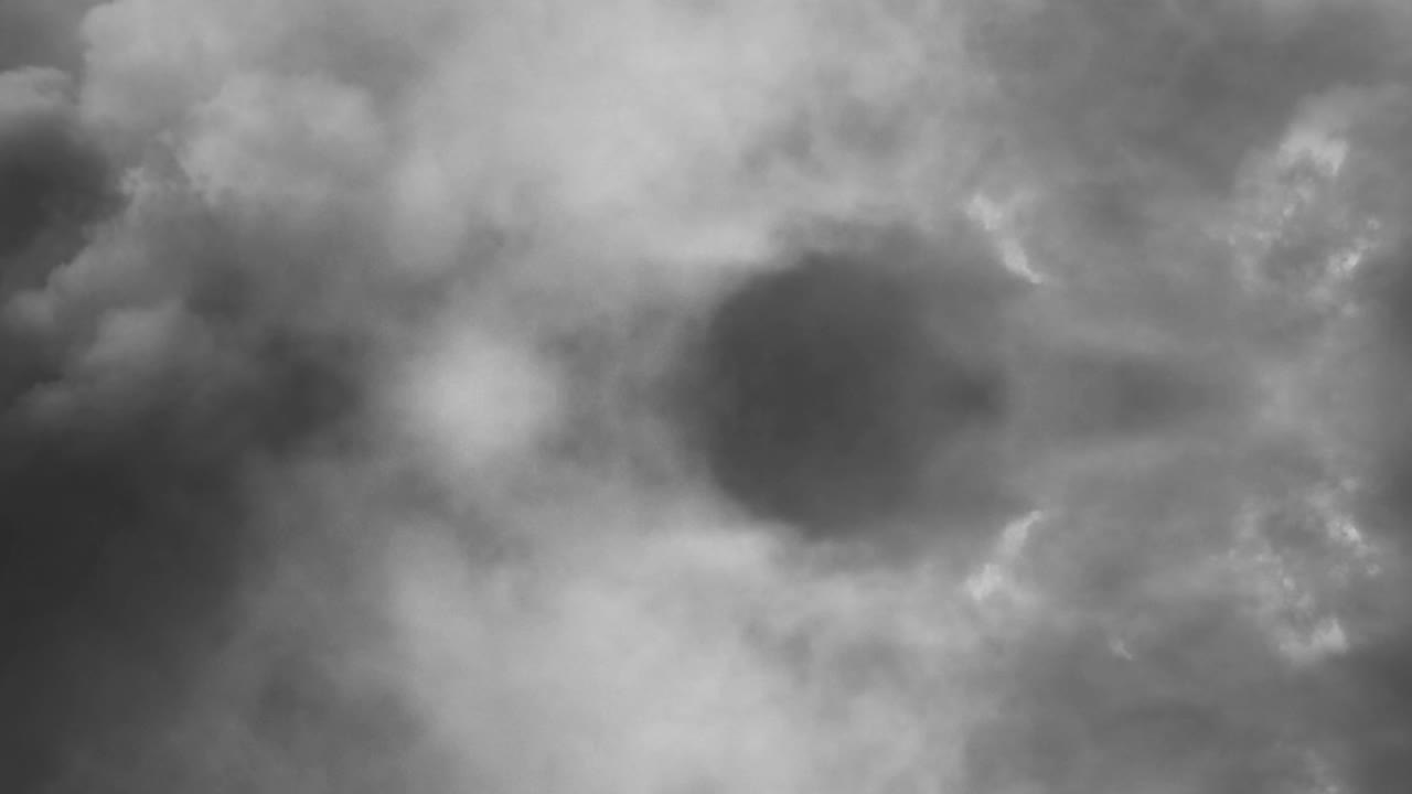 4k 뇌우, 어두운 하늘의 어두운 구름