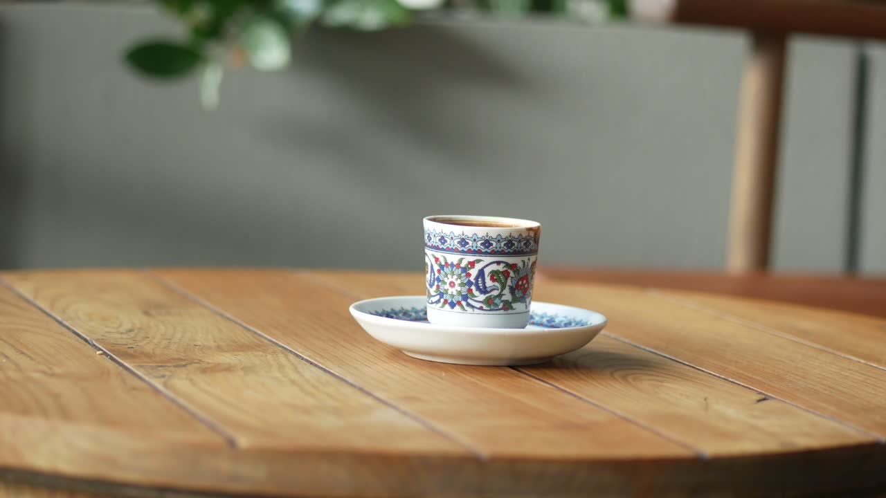 나무 테이블에 터키 커피 컵