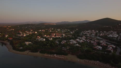 Cabañas-En-La-Orilla-Del-Mar-De-La-Playa-De-Trikorfo-En-Grecia-Aérea