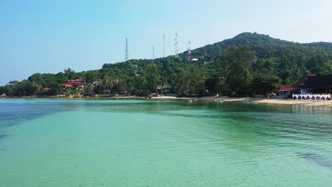 isla tropical con selva, playa de arena blanca y agua turquesa cristalina