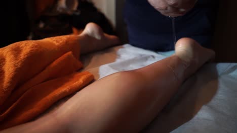 mujer recibiendo masaje con aceite tailandés