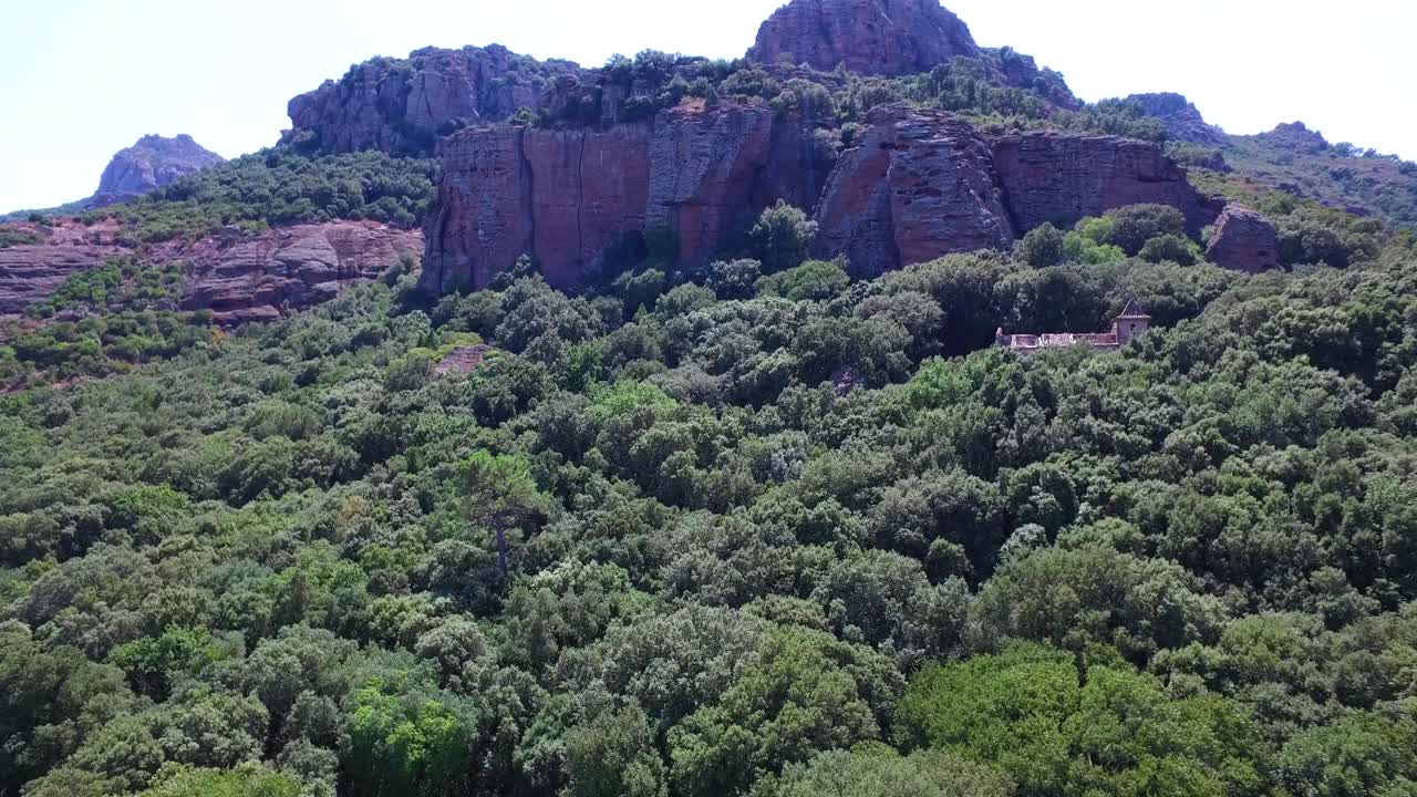 вид с воздуха на пейзаж горы канны и каньона солнечным летним утром