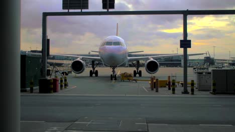 el control deslizante del jet de la aerolínea 4k disparó la luz cinamática del amanecer esperando en termanal londres