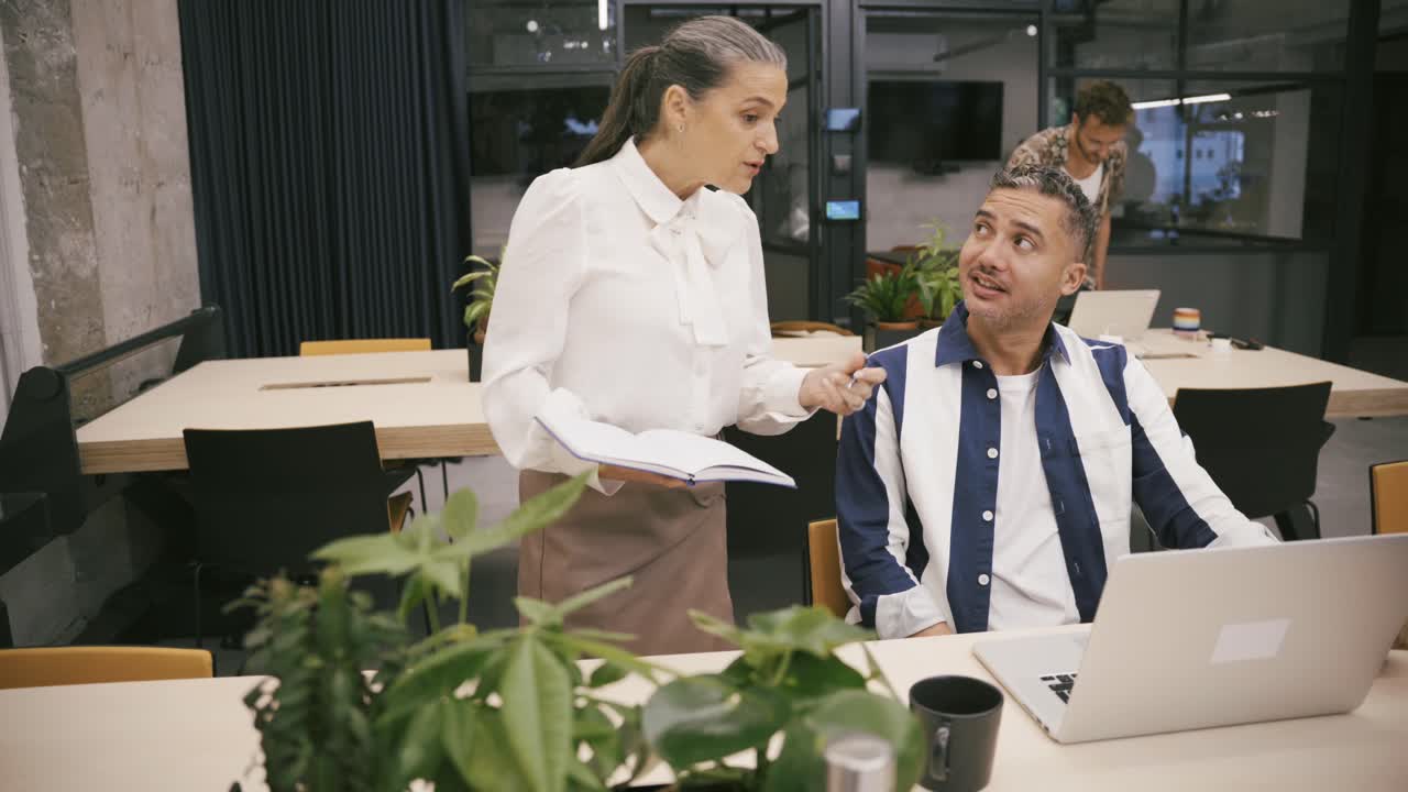 Chief taking note of a worker's comments