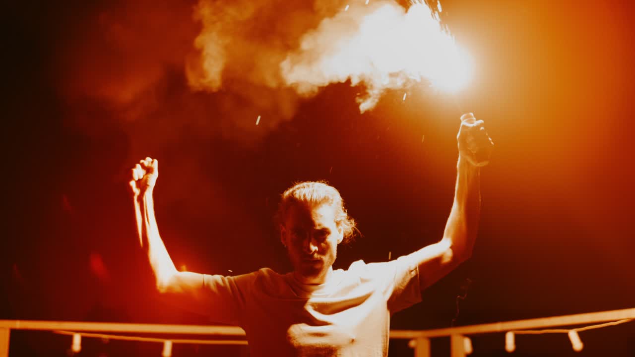 hombre fanático quemando luz en el techo. manifestante agresivo agitando antorcha al aire libre.