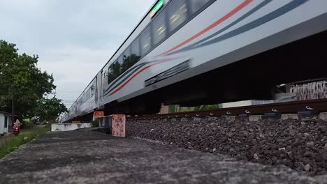 Video-En-Color-En-Formato-Estilo-Retro-Vintage-De-Tren-Locomotoras-Eléctricas-Diesel-Blancas-En-Línea-Y-Navegar-A-Través-Del-Helicóptero-Ferroviario-Antes-De-Ingresar-A-La-Estación-Ferroviaria-Del-País-De-Indonesia