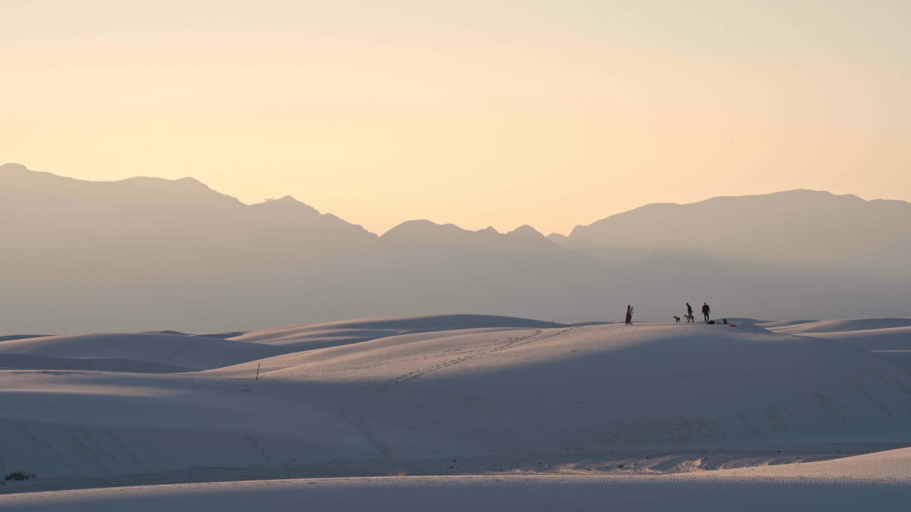 하얀 모래 국립 공원 뉴 멕시코, 4k에서 모래 언덕에 사람들의 일몰보기