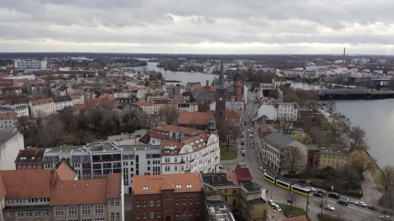 The camera moves slowly upwards during the drone flight and shows the traffic of Berlin as well as the culture and history.
The beauty of the city is enhanced by the water and its proximity to nature.