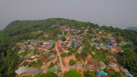 la aldea rural de hmong en la cima de la colina de chiang mai. ascenso de drones