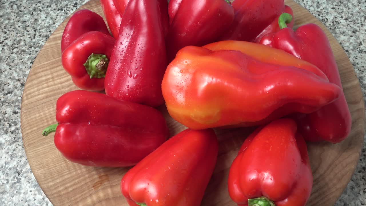 Rød paprika. Fotografering i bevegelse. Fotografering på kjøkkenet.