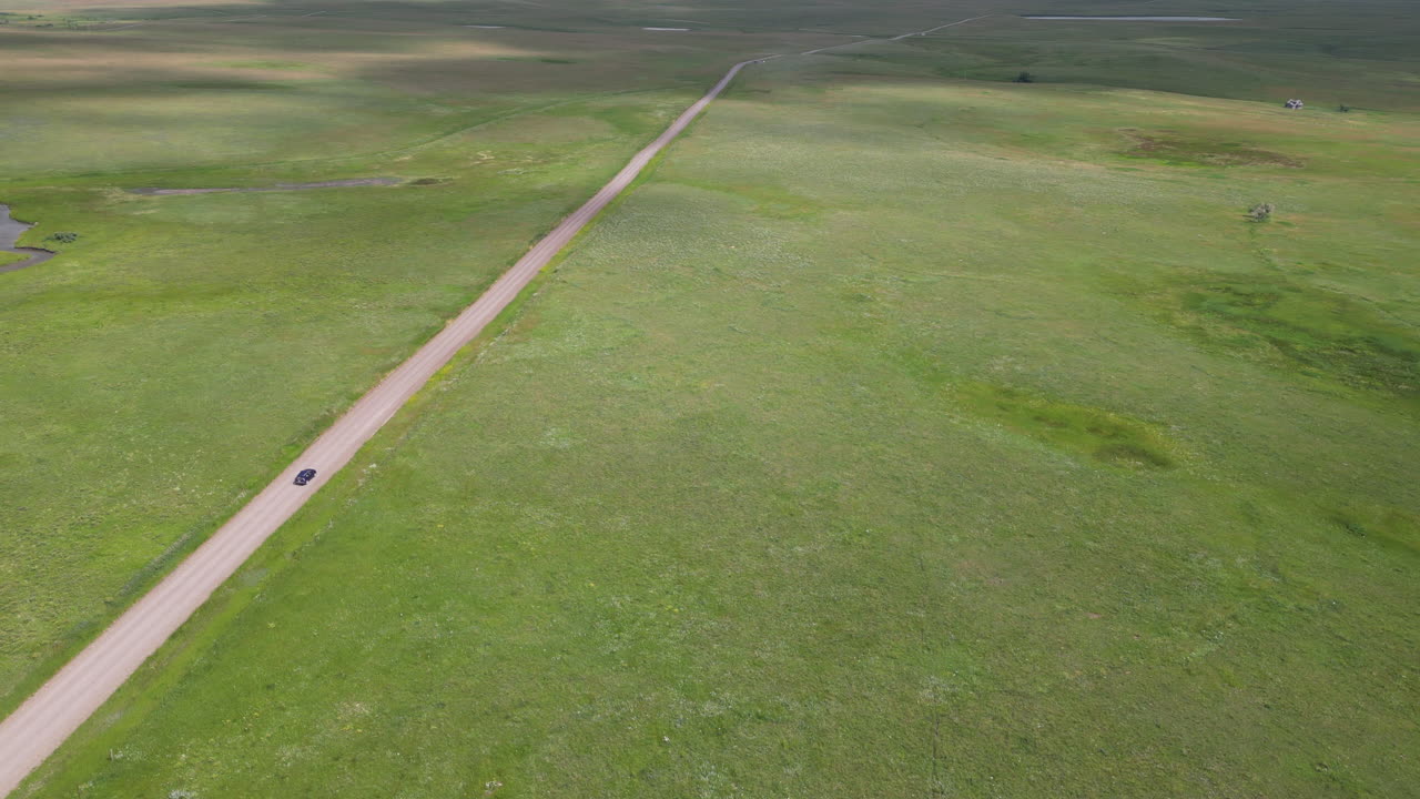 어디에도 없는 도로를 따라 운전하는 자동차의 공중 전망