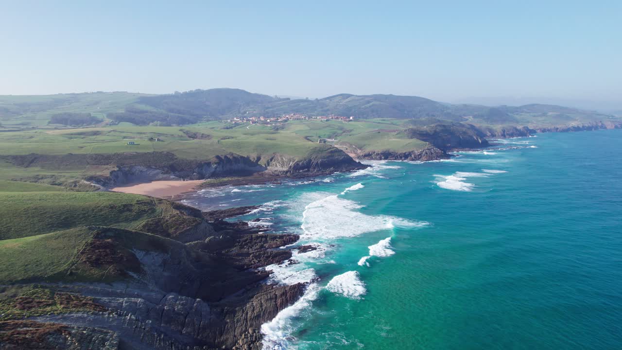 vista completa de la playa de tagle y hermosas colinas verdes vistas desde la bahía de biscay