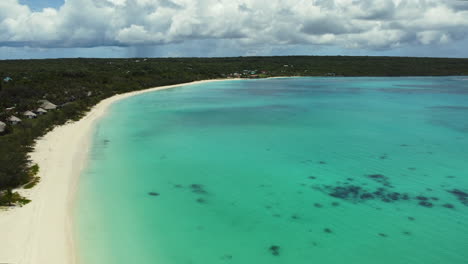 lento ascenso aéreo sobre la bahía de chateaubriand en la ciudad de nosotros, nueva caledonia