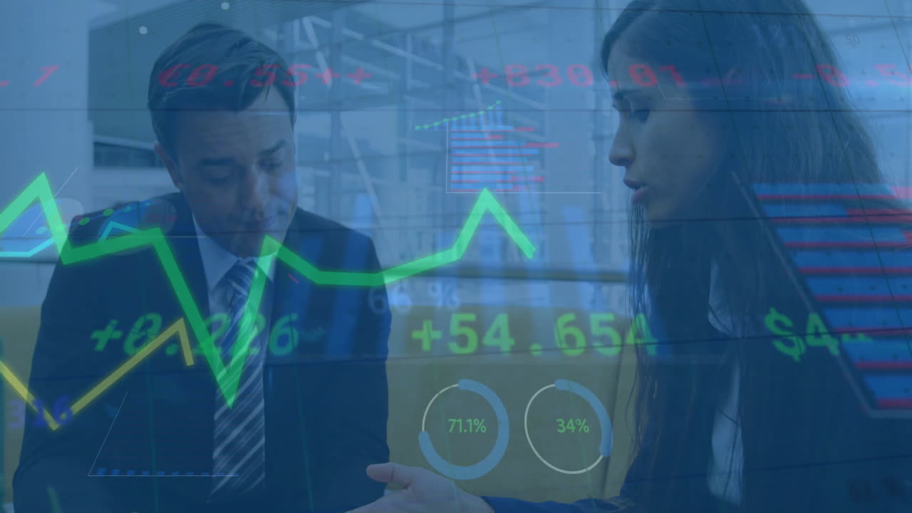 animación de gráficos de procesamiento de datos sobre compañero caucásico masculino y femenino en discusión