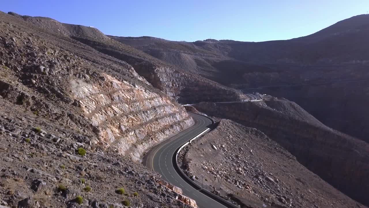 уникальные горы джебель-джаис в рас-аль-хайме, оаэ, с естественными скальными образованиями на склоне горы - съемка с воздуха