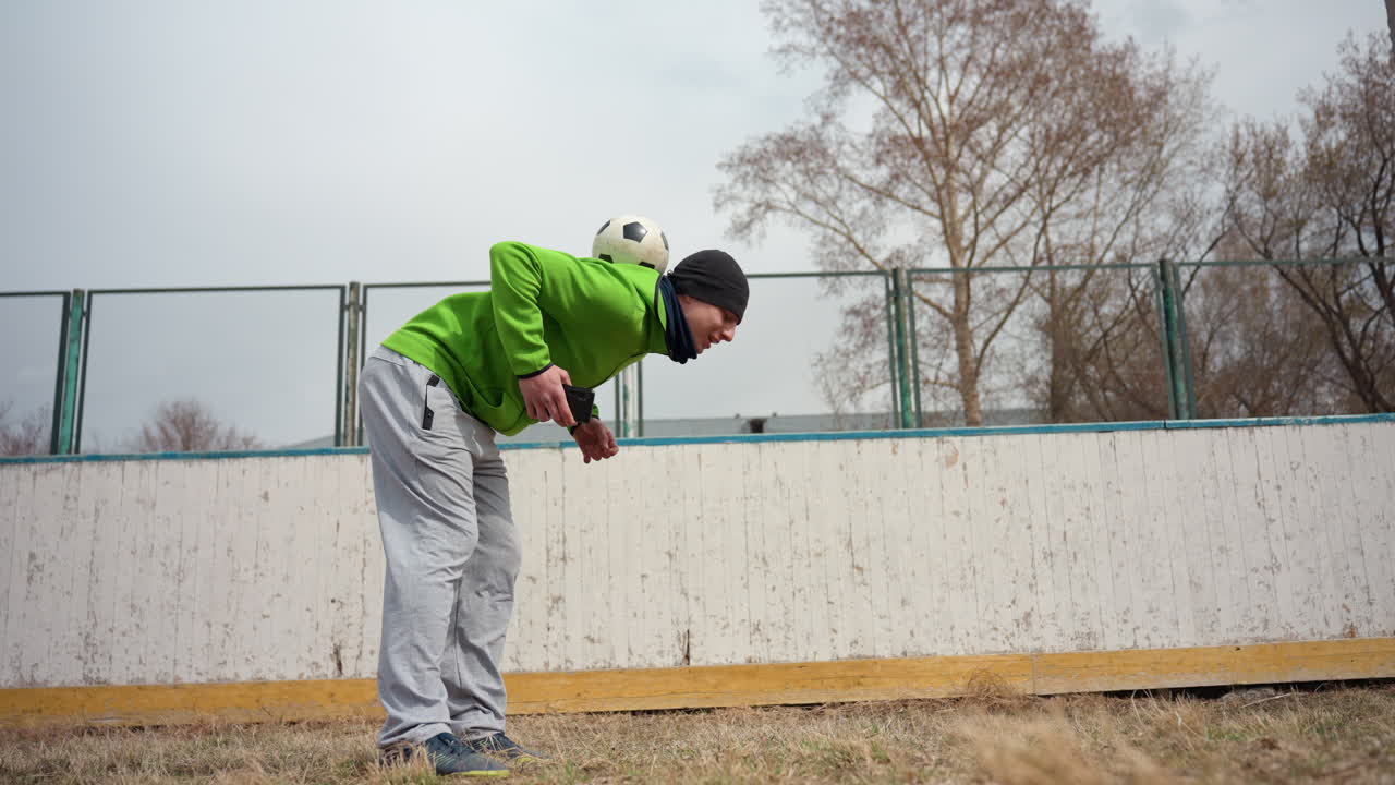 entraînement individuel de trick kick de haute voltige, athlète de rue exécutant une compétence de freestyle avancée avec brio, artiste solo présentant un équilibre et un style exceptionnels dans des trick kicks de freestyle