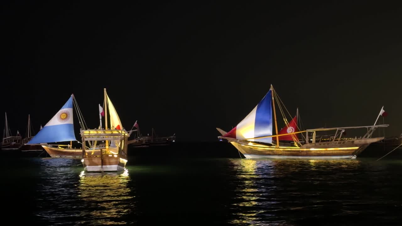 Barche con le bandiere delle nazioni della Coppa del Mondo partono ogni notte dalle spiagge di Cornish e Katara.