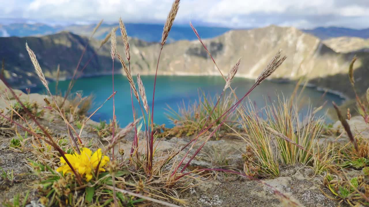 quilotoa 호수는 볼바노 분화구에 있는 호수로 청록색으로 유명합니다.