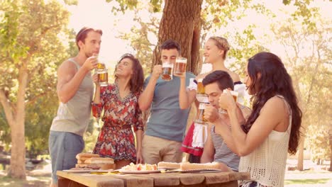 Fröhliche-Gruppe-Von-Freunden,-Die-Pints-Bier-Trinken