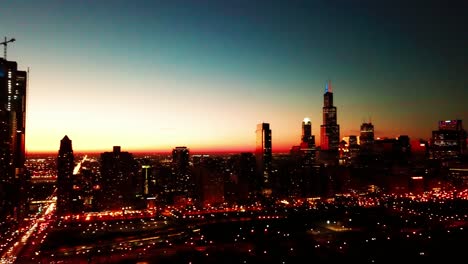 Toma-Aérea-Panorámica-A-Través-Del-Horizonte-De-Chicago-En-La-Hora-Mágica