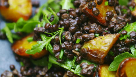 Ensalada-De-Lentejas,-Rúcula-Y-Patatas