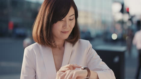 Retrato-En-Cámara-Lenta-De-Una-Feliz-Y-Hermosa-Mujer-Japonesa-Usando-Un-Reloj-Inteligente