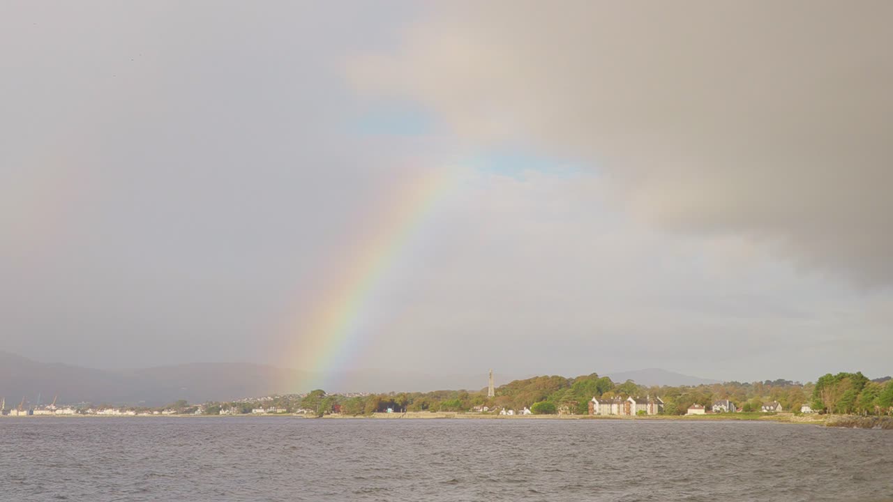 un arco iris sobre carlingford lough en la frontera entre la república de irlanda e irlanda del norte