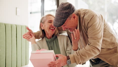 una pareja de mayores sorprendida con un regalo.