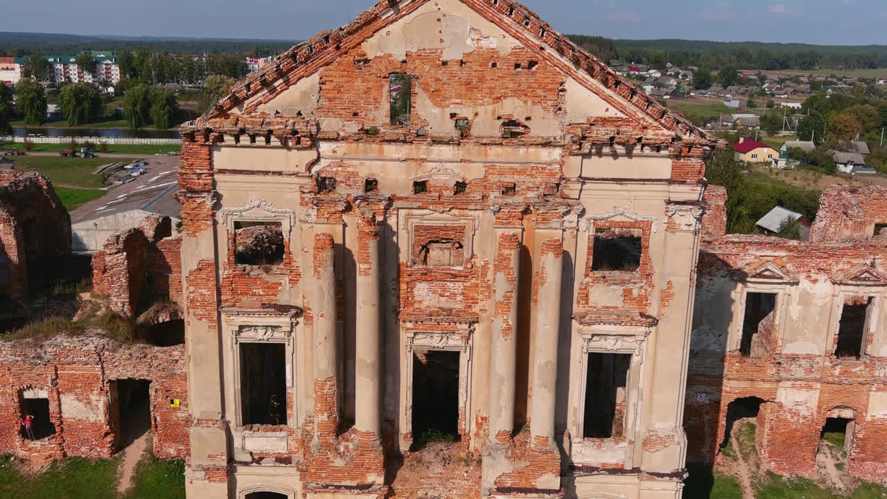 Fachada barroca em ruínas com colunas e frontão no Palácio de Ruzhany, Bielorrússia — vista de drone em close-up