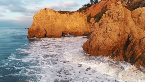 Felsformationen-Aus-Der-Luft,-Malibu-Beach,-El-Matador-State-Park,-Meeresküstenwellen,-Die-Auf-Die-Uferdrohne-Krachen