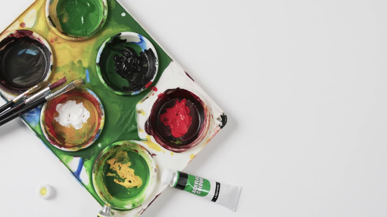 백색 배경 에 있는 페인트 와 브러시 의 상상, 복사 공간, 슬로우 모션