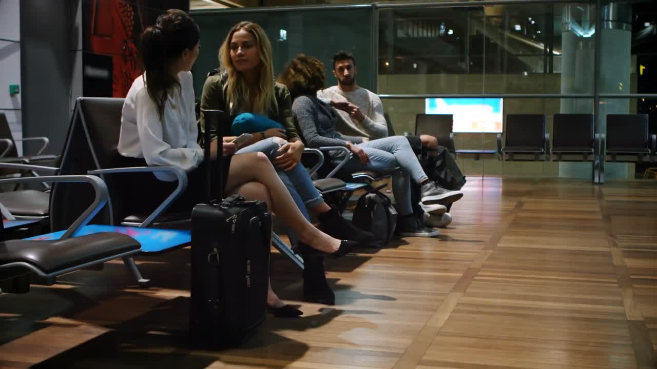 pasajeros que esperan en el área de espera 4k